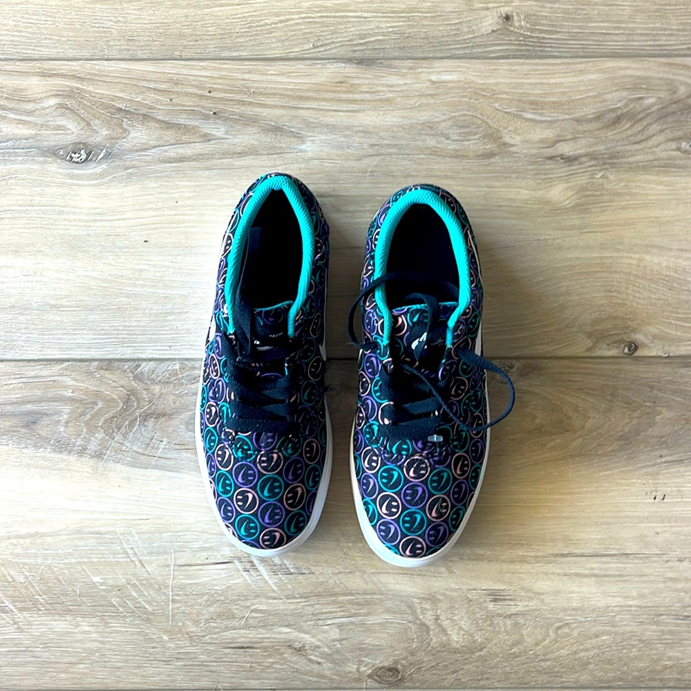 Nike Canvas new size 6 girls translates to size 7  1/2,Women’s